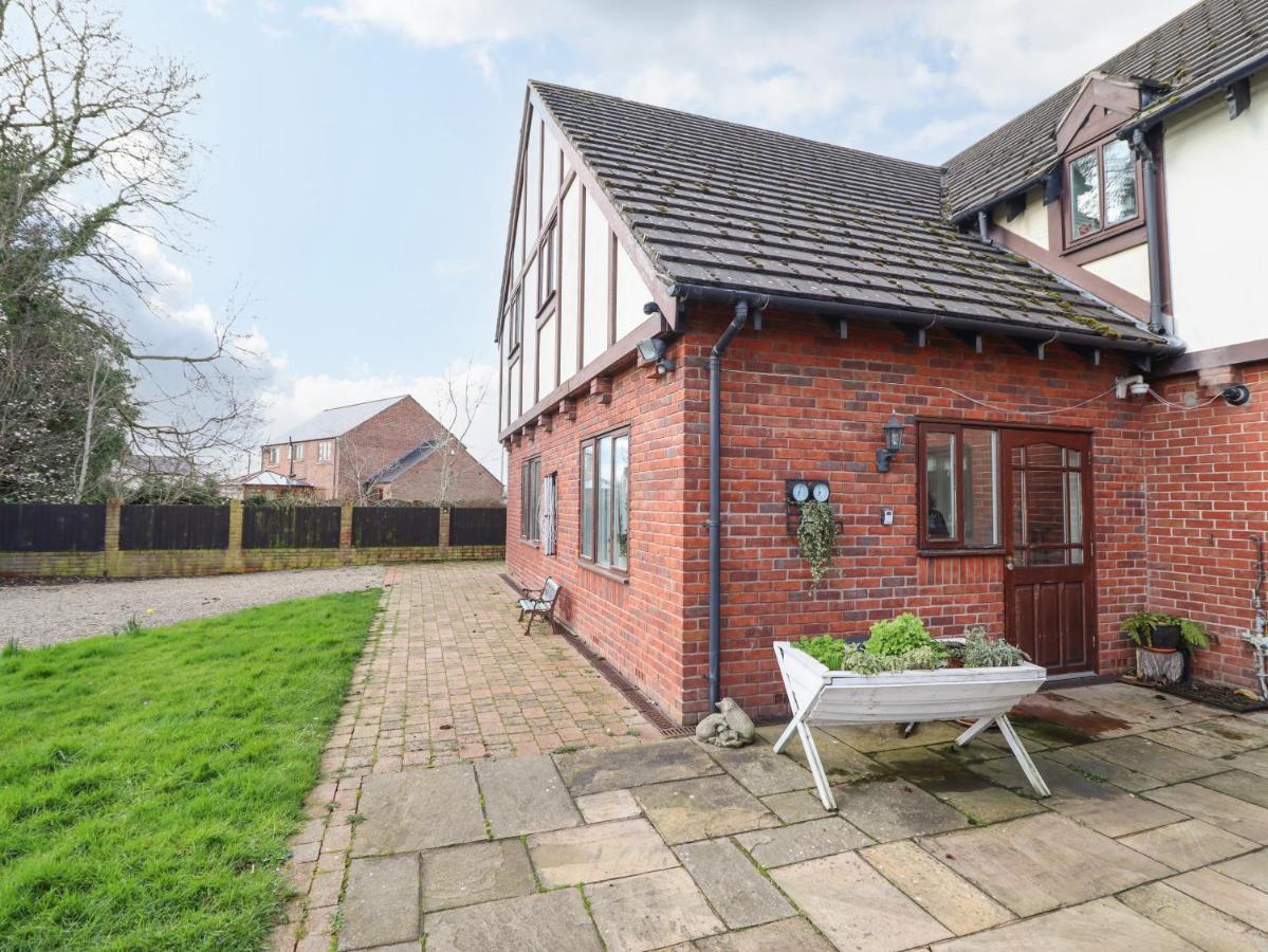 Maesbury Manor Villa Oswestry Buitenkant foto
