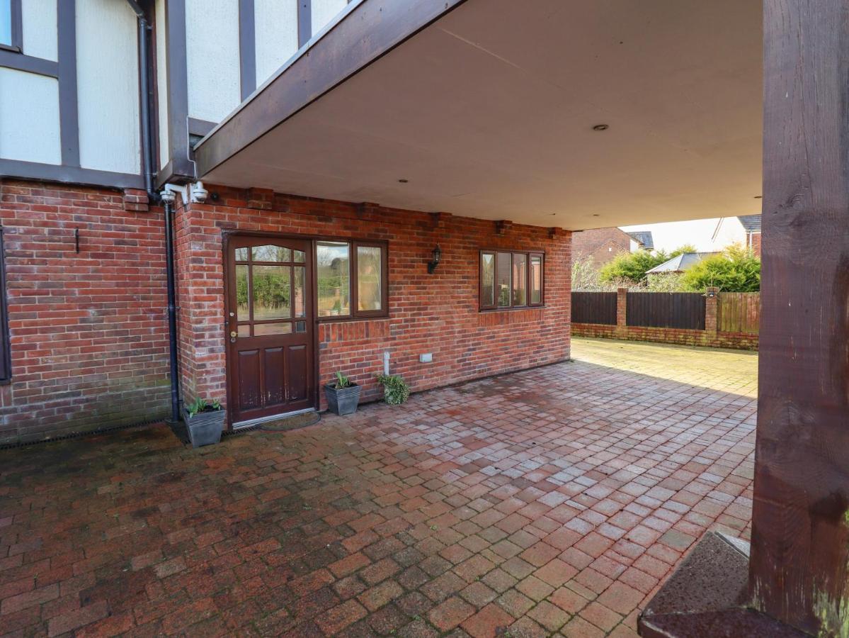 Maesbury Manor Villa Oswestry Buitenkant foto
