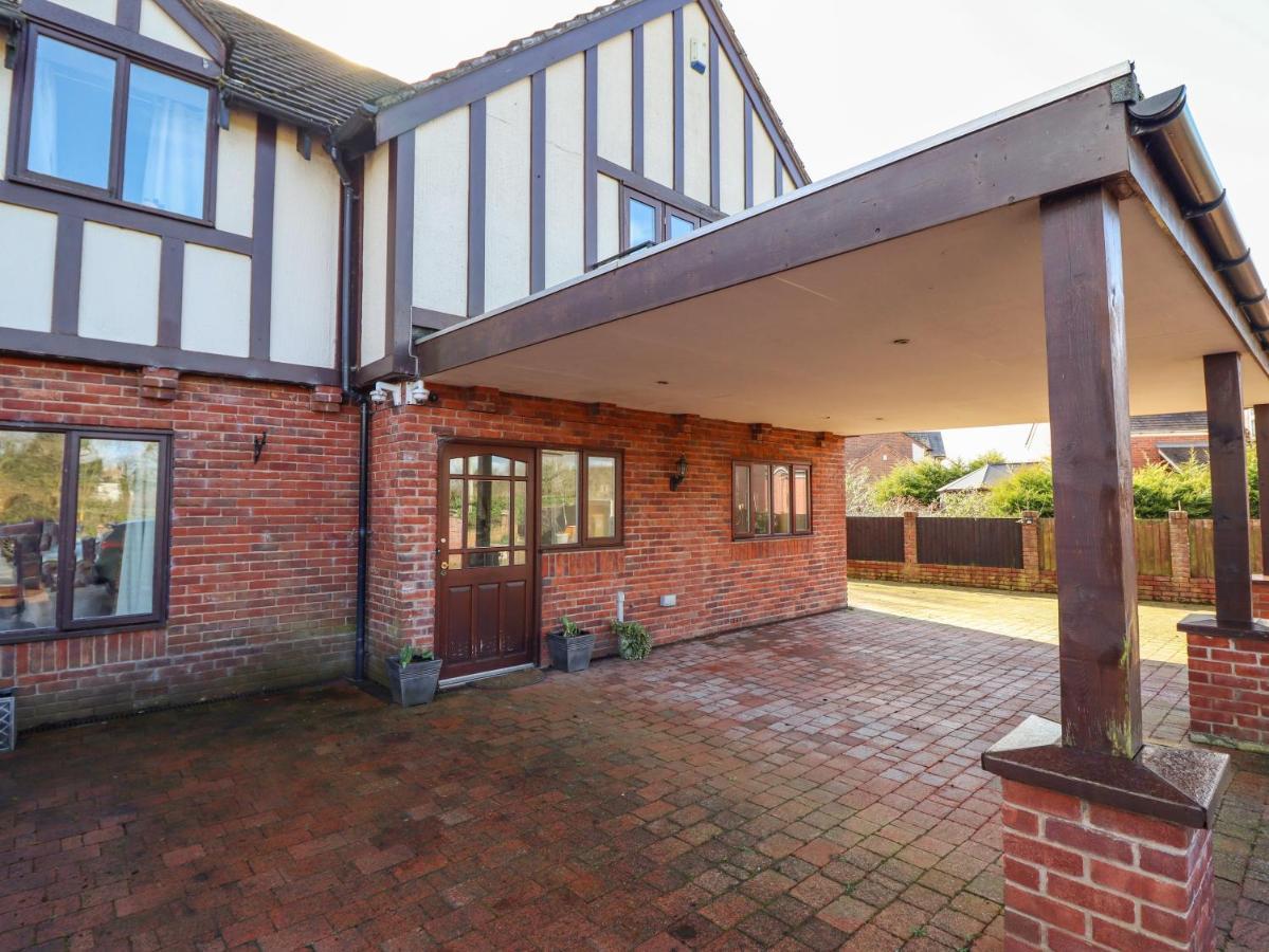 Maesbury Manor Villa Oswestry Buitenkant foto