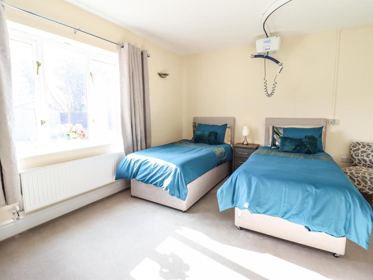 Maesbury Manor Villa Oswestry Buitenkant foto